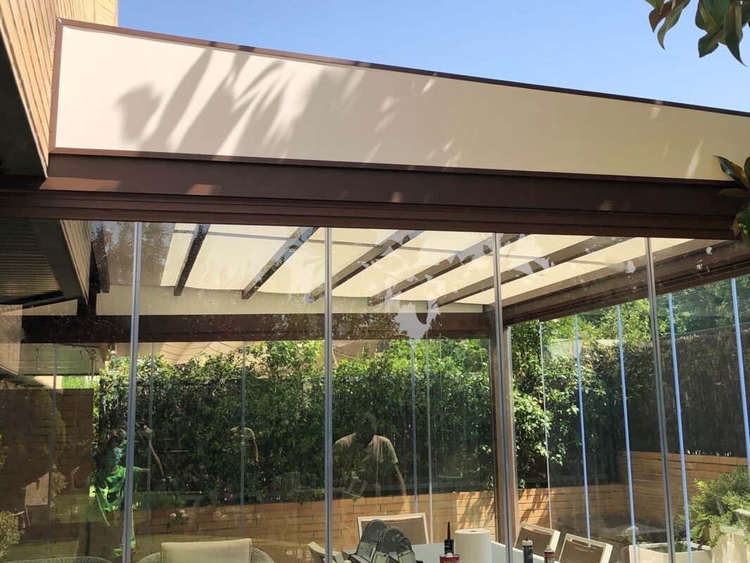 Pergolas retractiles con lona tensada (16)