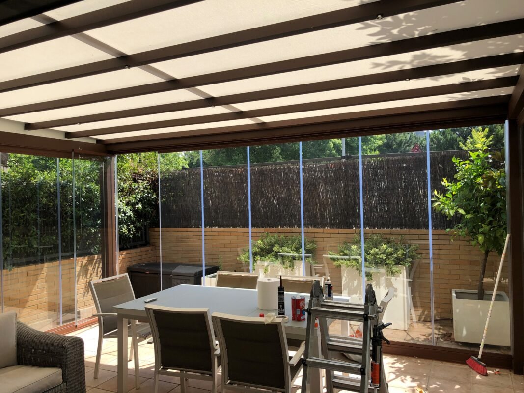 Pergolas retractiles con lona tensada (17)