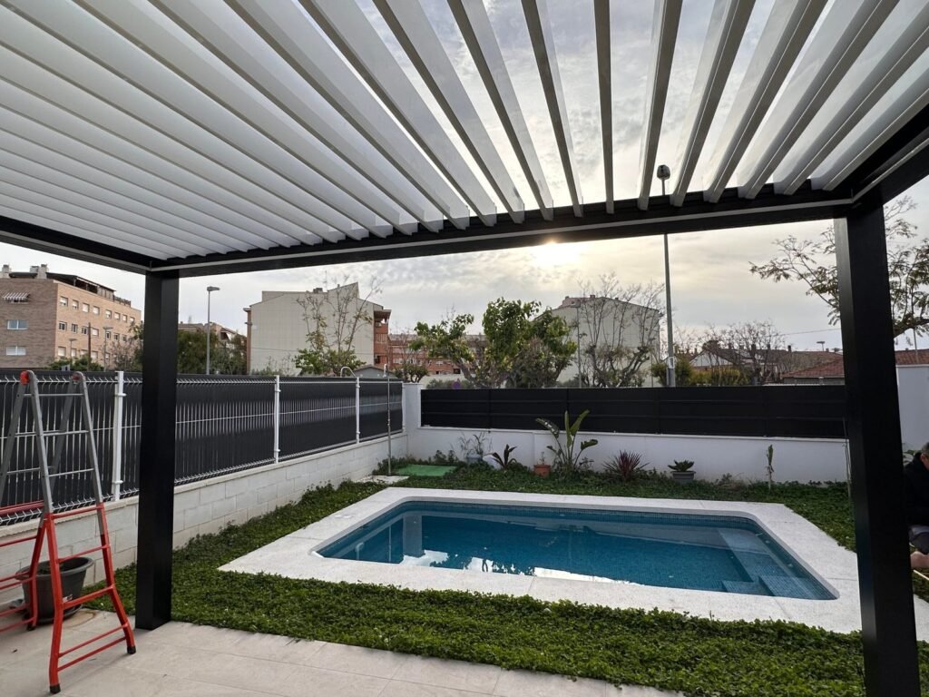 Pérgola bioclimática negra y blanca (35)