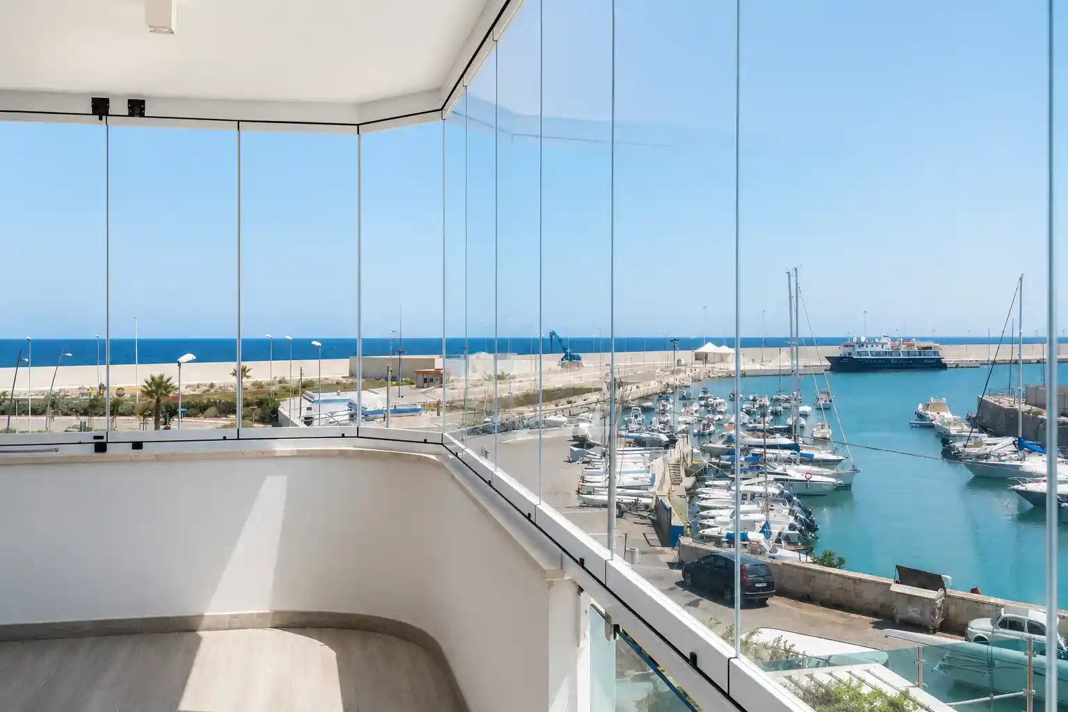 Cerramiento de cristal panorámico con vistas al mar en Alicante