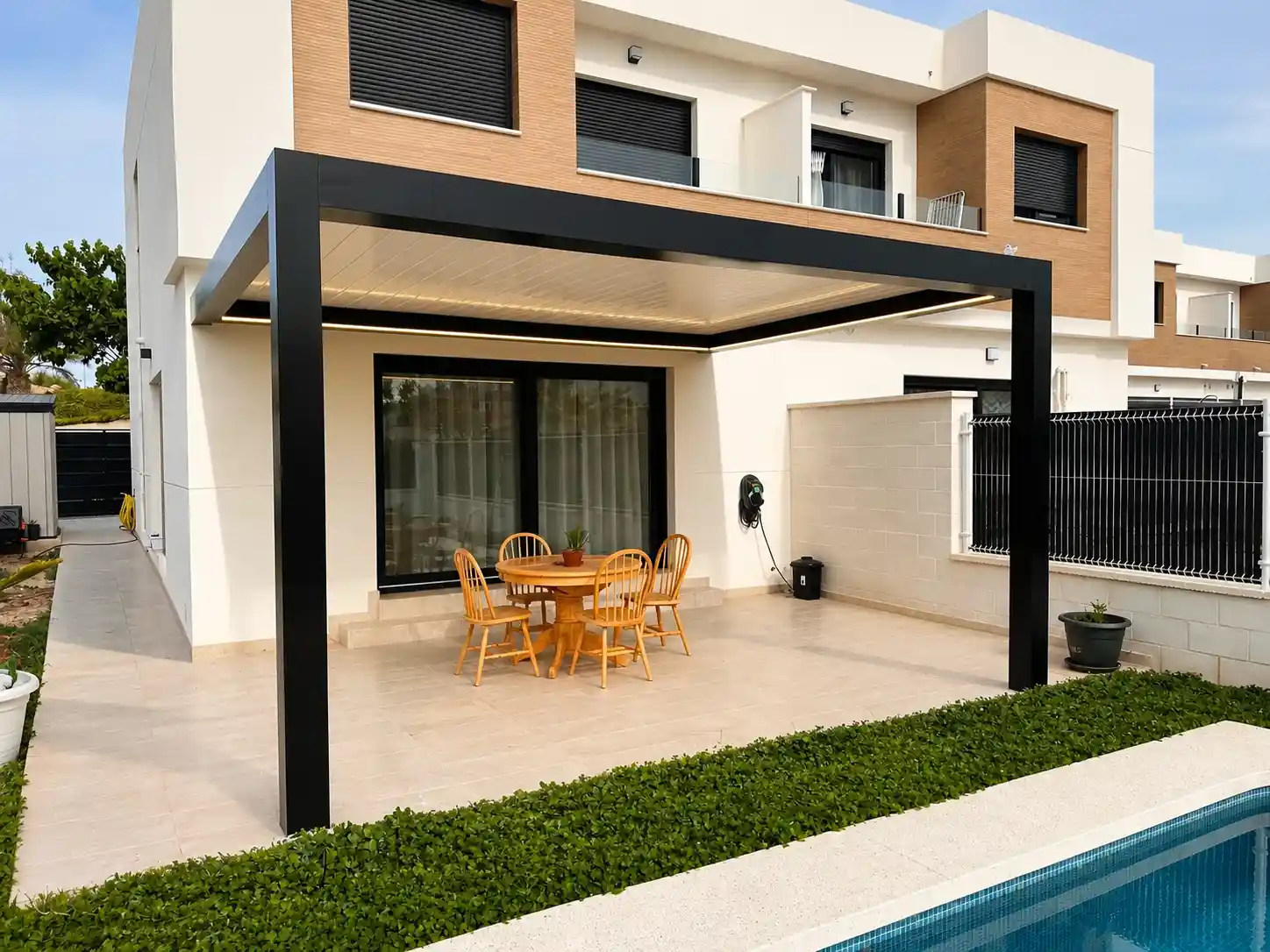 Pérgola bioclimática de aluminio en una vivienda de Alicante