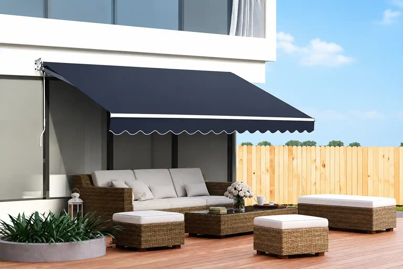 Toldo de protección solar instalado en una terraza moderna