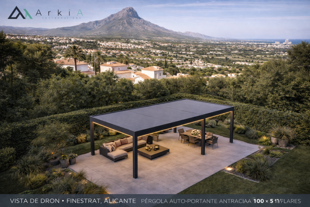 Pérgola autoportante con cubierta de panel sándwich: ideas para mejorar un espacio exterior