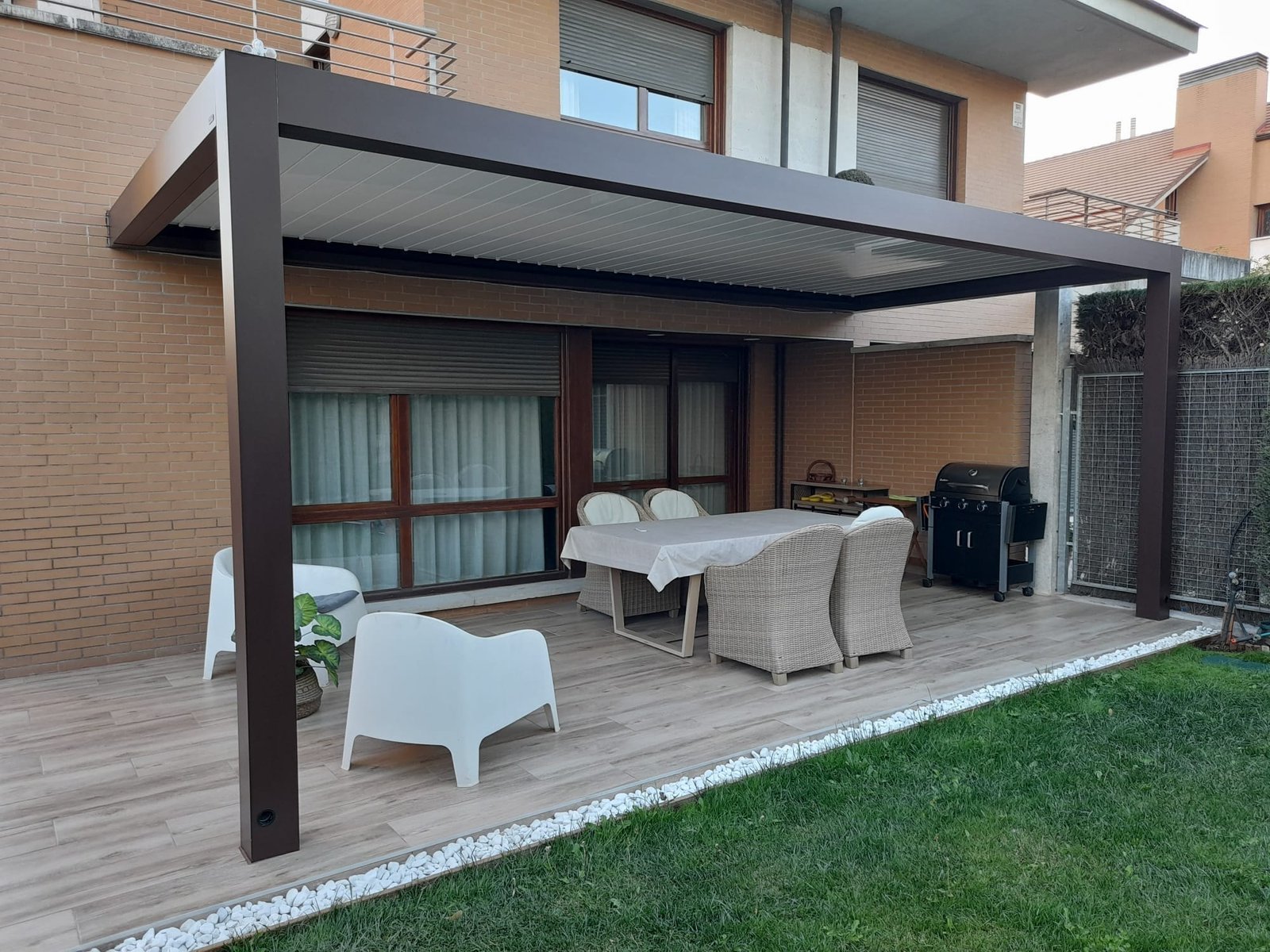 Pérgola bioclimática para transformar tu terraza en un espacio para disfrutar - imagen 1