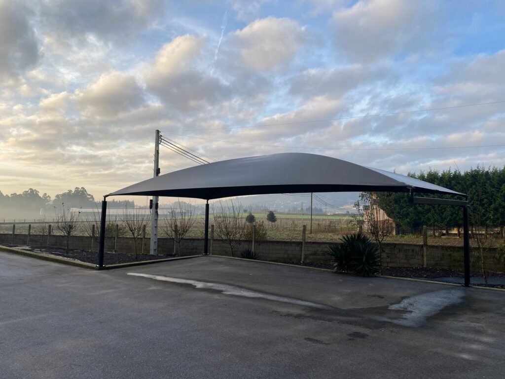 Pérgola para coches: ideas para mejorar un espacio exterior