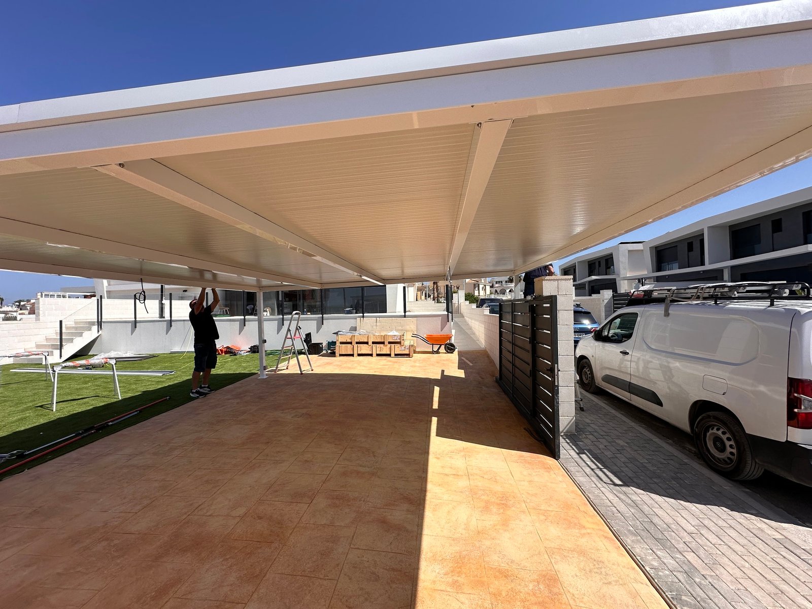 Pérgola autoportante con cubierta de panel sándwich: ideas para mejorar un espacio exterior - imagen 4